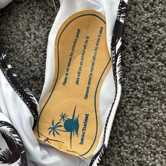 Women’s bathing suit bottoms - NEVER WORN - Picture 3 of 4